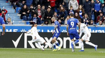 La polémica de la primera parte. Aleix Vidal pidió penalti de Militao pero el colegio interpretó que se tiró u vio la amarilla. 