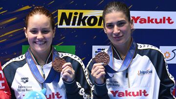 (L-R) Bronze medallists Italy's Chiara Pellacani and Elena Bertocchi pose during the medals ceremony for the women's 3m synchronised diving event during the World Aquatics Championships in Fukuoka on July 17, 2023. (Photo by Yuichi YAMAZAKI / AFP)