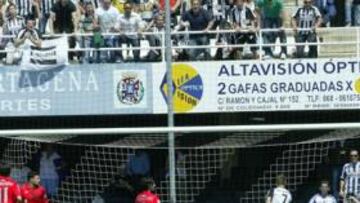 <b>EMPATE. </b>Chus Herrero marca en el segundo palo el 1-1 para el Cartagena ante la estirada del meta visitante Riesgo.