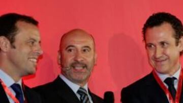 <b>PRIMER ENCUENTRO MADRID-ROSELL</b> El sorteo hizo que se produjese el primer encuentro de Sandro Rosell como presidente del Barcelona con el Real Madrid. Valdano y Rosell estuvieron sonrientes todo el acto.