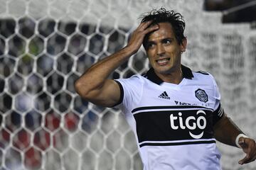 Bayern de Munich, Manchester City, Real Betis, M¨¢laga, Cruz Azul y ahora Olimpia. Han sido casi una decena los clubes por los que el paraguayo Roque Santa Cruz (Asunci¨®n, 16/8/1981) ha dejado su sello. Y todav¨ªa le queda gasolina, aunque ya anunci¨® que ser¨ªa su ¨²ltimo a?o actualmente tiene contrato hasta diciembre de 2023 con el Club Libertad de la Primera Divisi¨®n de Paraguay.