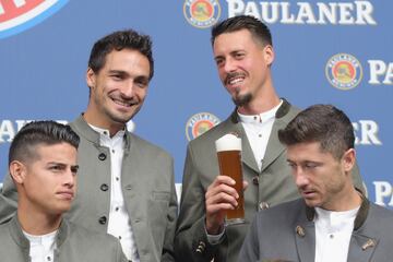 El Bayern presenta su vestimenta para el Oktoberfest