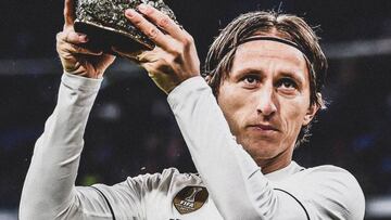 Luka Modric levantando el Balón de Oro de 2018.