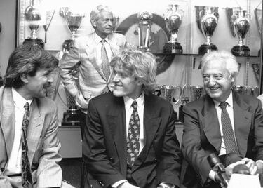 A finales de la década de los 80, una joven generación yugoslava se alzaba con el Mundial juvenil en Chile. Era 1987, y en ese grupo había jugadores como Robert Prosinecki, Davor Suker, Zvonomir Boban, Predrag Mijatovic, Igor Stimac... Parte de esos jugadores se proclamarían campeones de Europa con el Estrella Roja en 1991. Uno de ellos era Robert Prosinecki, que estaba causando sensación en toda Europa. Rápidamente, los grandes equipos del continente se pusieron tras su pista: el Real Madrid, el AC Milan, el Olympique de Marsella, el Bayern de Múnich... Pero el que más empeño le puso fue el conjunto madridista. No fue un fichaje fácil, pero finalmente se pudo concretar tras varios meses de espera. Lo más curioso del caso es que el jugador recaló en el conjunto de Chamartín tras haber recibido una negativa tajante de otro equipo, el AC Milan. La directiva rossonera le hizo pasar un reconocimiento médico, y le detectaron un problema. El cuerpo médico explicó a los dirigentes que Prosinecki, al tener la mandíbula alargada y los dientes salidos podría tener problemas musculares y de espalda. Decidieron fichar a otro jugador balcánico, Dejan Savicevic, que les dio un gran resultado. Prosinecki recalaría en el Real Madrid, donde tuvo muchos problemas de lesiones... musculares.