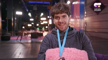 De pequeño quería ser bailarín, pero ahora prefiere ser cantante. Si no lo consiguiera, optaría por ser cocinero, profesor de educación física o astronauta. Tiene fobia a las alturas.