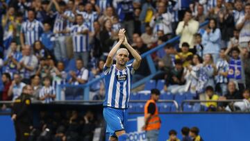 La afici¨®n del Deportivo apoy¨® a Lucas P¨¦rez mand¨® un mensaje al club.