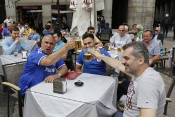Los seguidores del Chelsea inundaron las calles del centro de Madrid, disfrutando del buen tiempo.