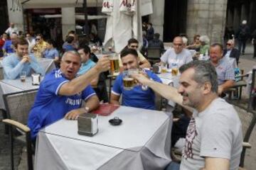 Los seguidores del Chelsea inundaron las calles del centro de Madrid, disfrutando del buen tiempo.