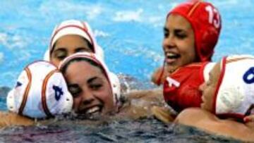 La Selección española femenina de waterpolo celebrando una victoria en el pasado Campeonato de Europa.
