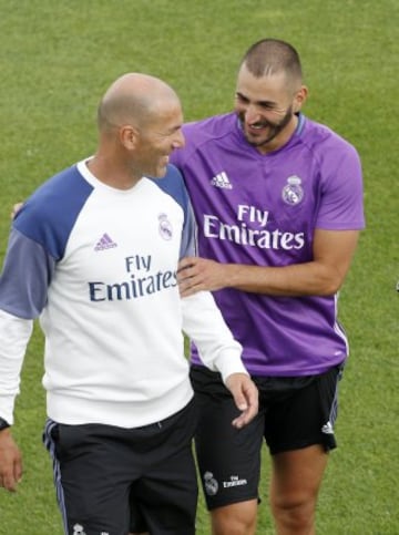 Zidane charla con Benzema. 