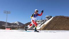 El esquiador espa&ntilde;ol Pol Makuri compite durante la prueba de 20 kil&oacute;metros de esqu&iacute; de fondo en los Juegos Paral&iacute;mpicos de Invierno de Pek&iacute;n 2022.