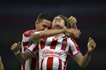 Cuando Chivas necesitaba de un héroe, el zurdo de 23 años apareció en el Coloso de Santa Úrsula con calca de su primer gol en la ida, colocando el esférico en el ángulo superior derecho de Ochoa. Para sellar su actuación en la vuelta, anotó el tercero de los rojiblancos en la llave, nuevamente con golazo al ángulo, para un global de 3-1.