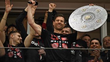 Xabi Alonso con el trofeo Meisterschale (ensaladera) que acredita al Bayer Leverkusen campeón de la Bundesliga.