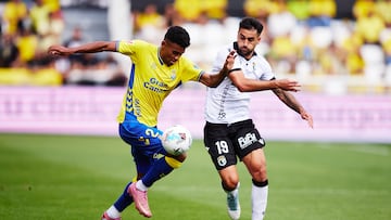 BURGOS, SPAIN - SEPTEMBER 07: Marvin Park of UD Las Palmas competes for the ball with Ivan Chapela of Burgos CF during the LaLiga Hypermotion match between Burgos CF and UD Las Palmas at Estadio El Plantio on September 07, 2025 in Burgos, Spain. (Photo by Alvaro Medranda/Quality Sport Images/Getty Images)