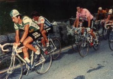 1987, 1988 y 1989 militó en el Caja Rural-Orbea. En la foto, en el Giro de Italia del año 87 por delante de Stephen Roche con la maglia rosa.