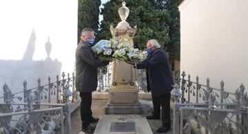José María Durán y Antoni Fernández Teixidó, en la tumba de Ángel Rodríguez.