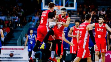 Dino Radoncic y Askia Booker celebran la victoria ante el Andorra.