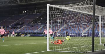 Morales marc¨® el 2-2 y empat¨® moment¨¢neamente el partido.