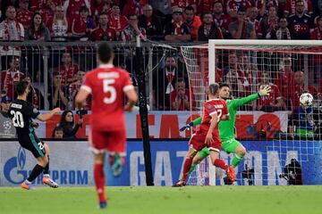 1-2. El portero bávaro Sven Ulreich en el segundo gol de Marco Asensio.