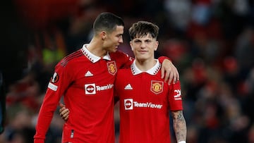 Cristiano Ronaldo abraza a Alejandro Garnacho durante un partido con el Manchester United.