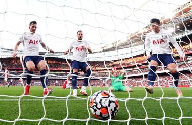 Aaron Ramsdale, guardameta del Arsenal, se muestra abatido, de rodillas y con las manos en la cabeza, tras encajar el gol del Tottenham en una acción de ataque de Hojbjerg, Kane y Heung-Min Son, autor del tanto. Pese a ello, el Arsenal de Arteta se impuso por 3-1 en el derbi del Norte de Londres, disputado en el Emirates Stadium.