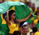 Los seguidores brasileños dan color en las gradas
