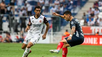 AME5584. MONTERREY (MÉXICO), 30/04/2022.- Sebastián Vegas (d) de Rayados de Monterrey disputa el balón con Mauro Manotas (i) de Xolos de Tijuana hoy, sábado 30 de abril de 2022, durante un partido correspondiente a la jornada 17 del Torneo Clausura 2022 celebrado en el estadio BBVA de la ciudad de Monterrey. EFE/Miguel Sierra.