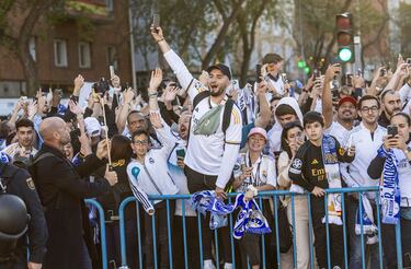 Aficionados madridistas esperando la llegada del autobús.