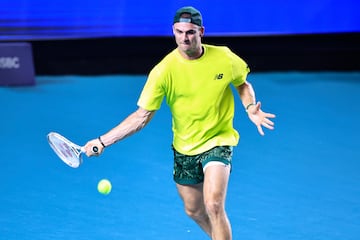 ACAPULCO (MÉXICO), 25/02/2025.- El tenista estadounidense Tommy Paul en acción ante el tenista canadiense Gabriel Diallo este martes durante el Abierto Mexicano de Tenis, en Acapulco (México). EFE/ David Guzmán
