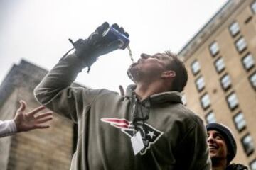 Rob Gronkowski celebra euforicamente la victoria de los Patriots. Estar ausente por lesión en la SuperBowl LI no le amilanó para celebrar a lo grande el título de su equipo.