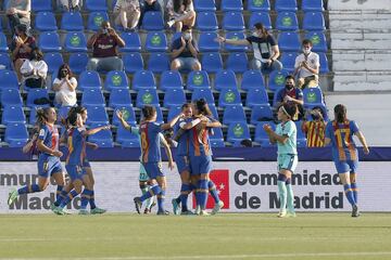 Las jugadoras del Barcelona celebran el 1-0 de Patri Guijarro. 