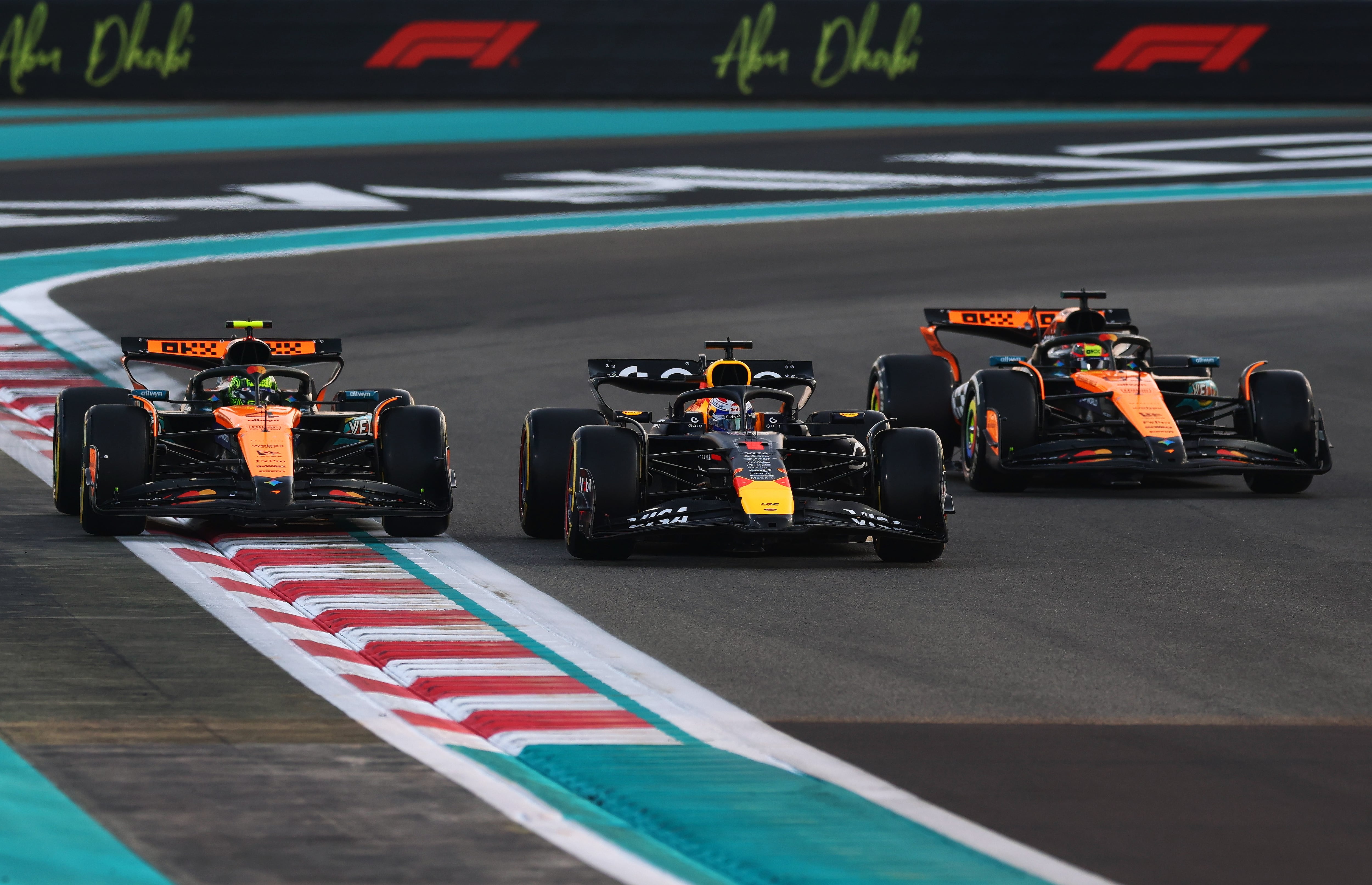 Lando Norris (McLaren MCL39), Max Verstappen (Red Bull RB21) y Oscar Piastri (McLaren MCL39). Yas Marina, Abu Dhabi. F1 2025.
