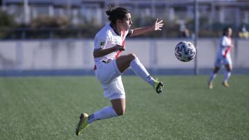 Auñón, capitana del Rayo, controla un balón.