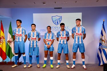 La camiseta es un homenaje al Málaga del mítico Juanito y está inspirada en la de la temporada 1988-89, en la que el de Fuengirola jugó.