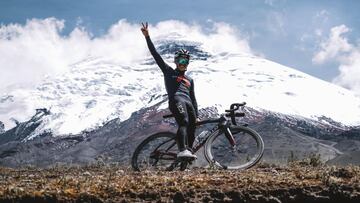 Richard Carapaz posa en las faldas del volc&aacute;n Cotopaxi a 4.800 metros de altitud.