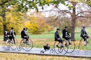 Praga (República Checa) vivió su tradicional carrera anual de biciclos, un tipo de bicicletas de ruedas altas que fueron muy populares entre 1870 y 1900. Los participantes se visten de acuerdo a la época para no desentonar y llevan a cabo diferentes espectáculos para disfrute del público, que celebra el evento con gran entusiasmo.