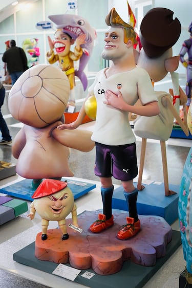 Un jugador del Valencia luce orgulloso mientras un emoticono con rasgos luce un letrero: Açi mane yo" (Aquí mando yo).