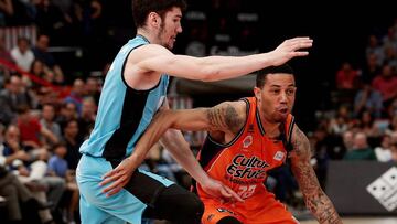 GRAF6670. VALENCIA, 13/05/2018.- El escolta estadounidense del Valencia Basket Erick Green (d) avanza con el balón presionado por Dario Brizuela, de Estudiantes, durante el partido de Liga ACB que se disputa esta tarde en la Fuente de San Luis, en