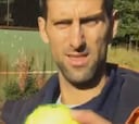 Novak Djokovic enseña el muro donde se inició como jugador