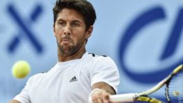 El espa&ntilde;ol Fernando Verdasco golpeando una pelota en el partido de hoy en Gstaad (Suiza) ante el alem&aacute;n Jan - Lennard Stuff.