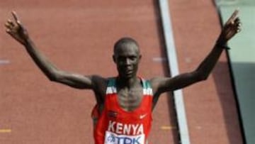 <b>VICTORIA INESPERADA</B>. El keniano Luke Kibet celebra su inesperada victoria en la maratón.