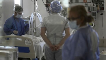 A doctor cares a patient in the intensive care unit of the Professor Alejandro Posadas National Hospital in the outskirts of Buenos Aires, on October 5, 2021, where the intrusive care unit hasn&#039;t treated covid patients since September 22.