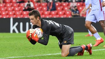 Julen Agirrezabala ante el Bar&ccedil;a en San Mam&eacute;s.