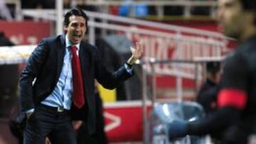El entrenador del Sevilla, Unai Emery, da instrucciones a sus jugadores durante el partido de vuelta de la semifinal de la Copa del Rey ante el Atlético de Madrid, disputado esta noche en el estadio Sánchez Pizjuán de Sevilla.