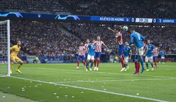 Jugada en la que Cristiano Ronaldo remató de cabeza y detuvo Jan Oblak.