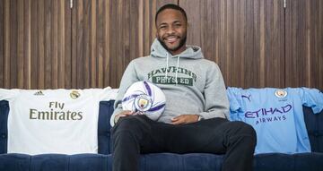 Sterling posa con las camisetas de Real Madrid y Manchester City para AS en Mánchester.