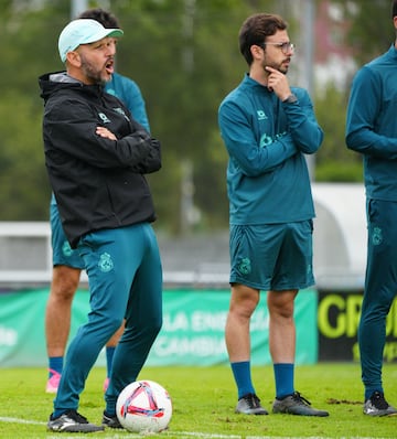 José Alberto inspeccionó dos días el césped de El Sardinero para ver cómo evolucionaba.