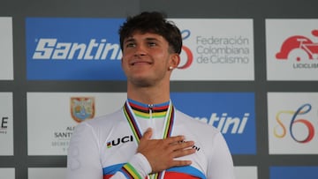 Rubén Sánchez, en el podio del Mundial de pista junior.