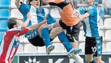 <b>MURO. </b>Westerveld despeja un balón aéreo que Moisés peleó con su habitual ímpetu, en presencia de Carlos García y Carmelo.