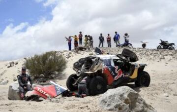 Un nuevo revés para Carlos Sainz, quien tuvo que abandonar el Dakar por un problema mecánico en su coche durante la etapa de Belén a La Rioja. 